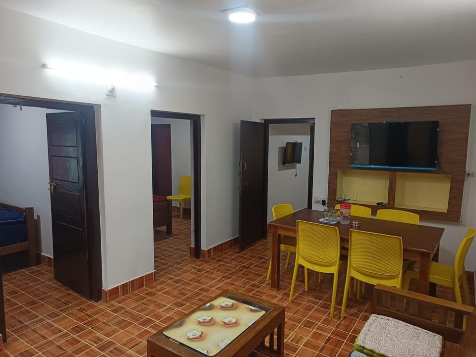 TV and multimedia, Living room, Seating area, Dining area