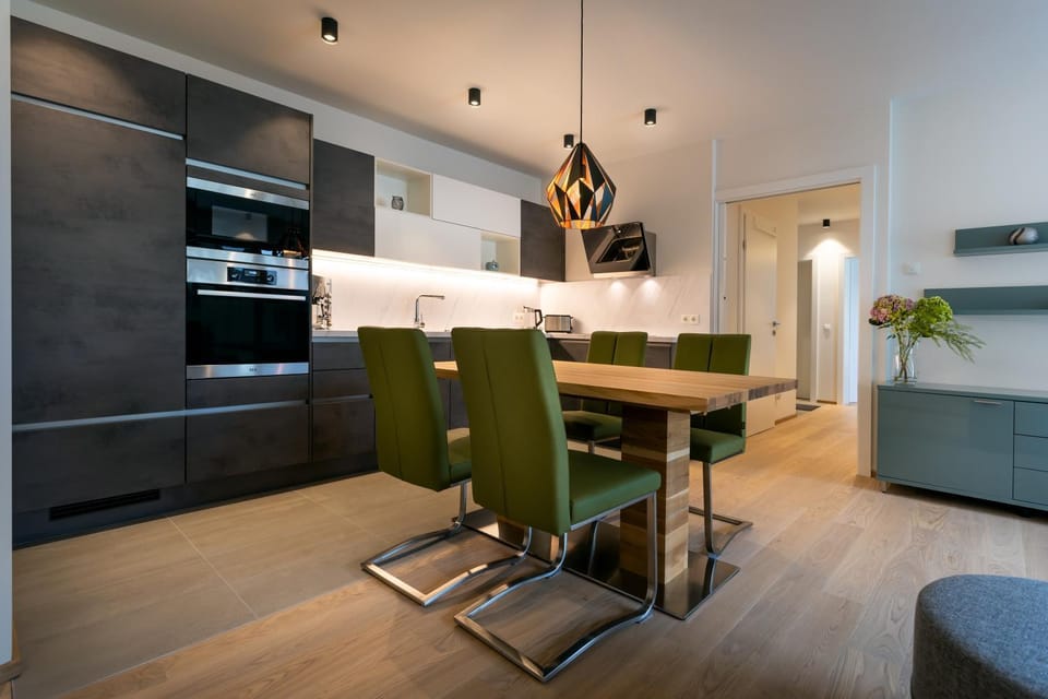 Kitchen or kitchenette, Dining area