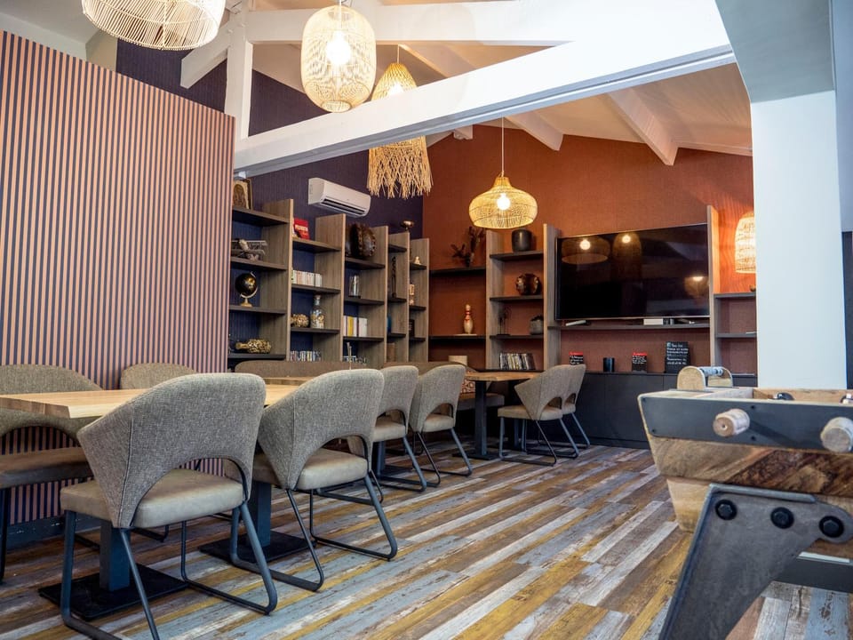 Restaurant/places to eat, Lounge or bar