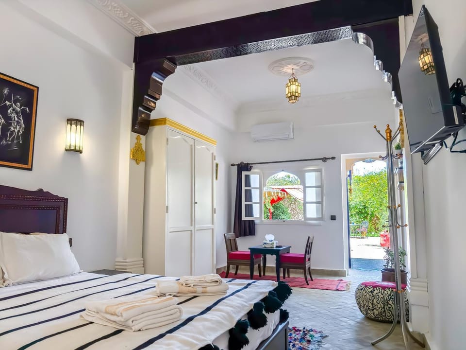 Bed, TV and multimedia, View (from property/room), Photo of the whole room, Decorative detail, Seating area, Bedroom, Garden view, wardrobe