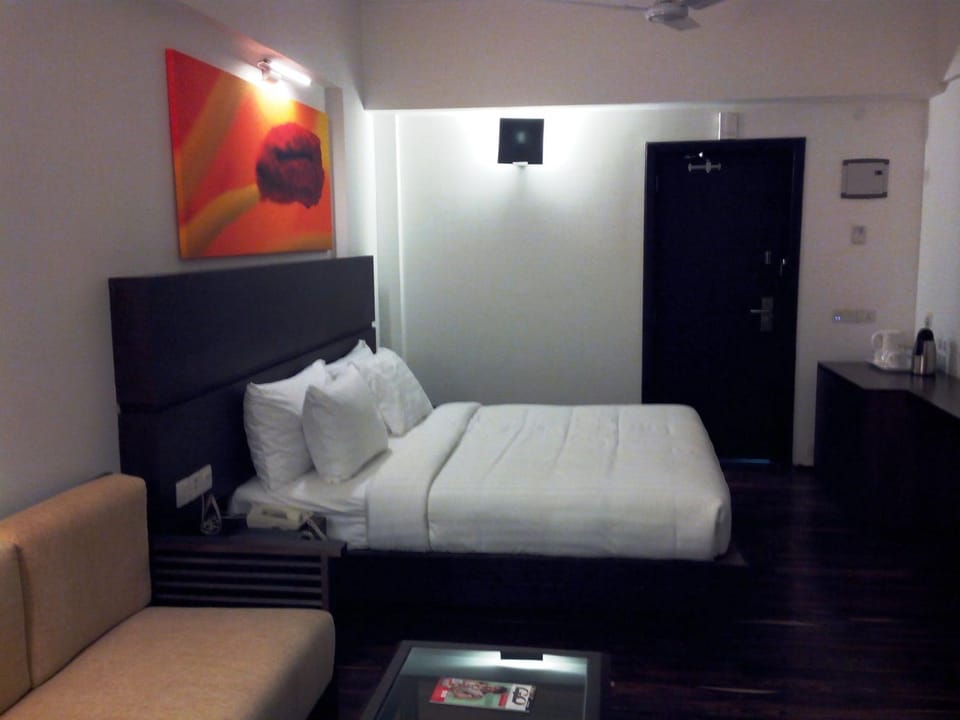 Bed, View (from property/room), Living room, Photo of the whole room, Decorative detail, Bedroom