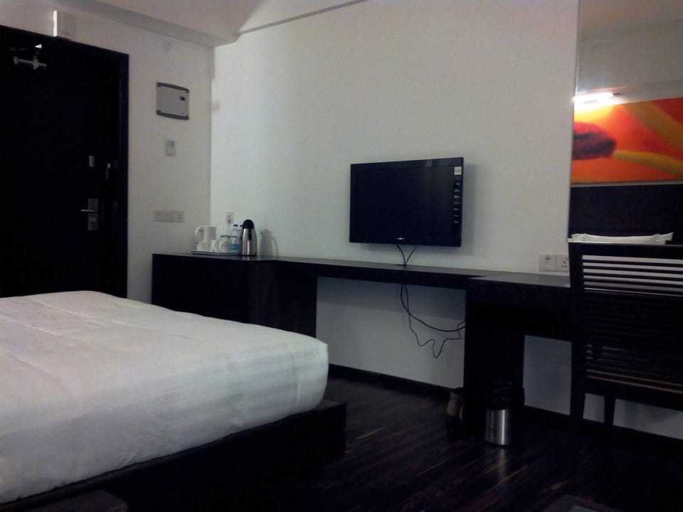 Bed, TV and multimedia, Coffee/tea facilities, View (from property/room), Decorative detail, Bedroom