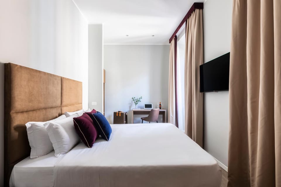 Bed, TV and multimedia, Photo of the whole room, Bedroom