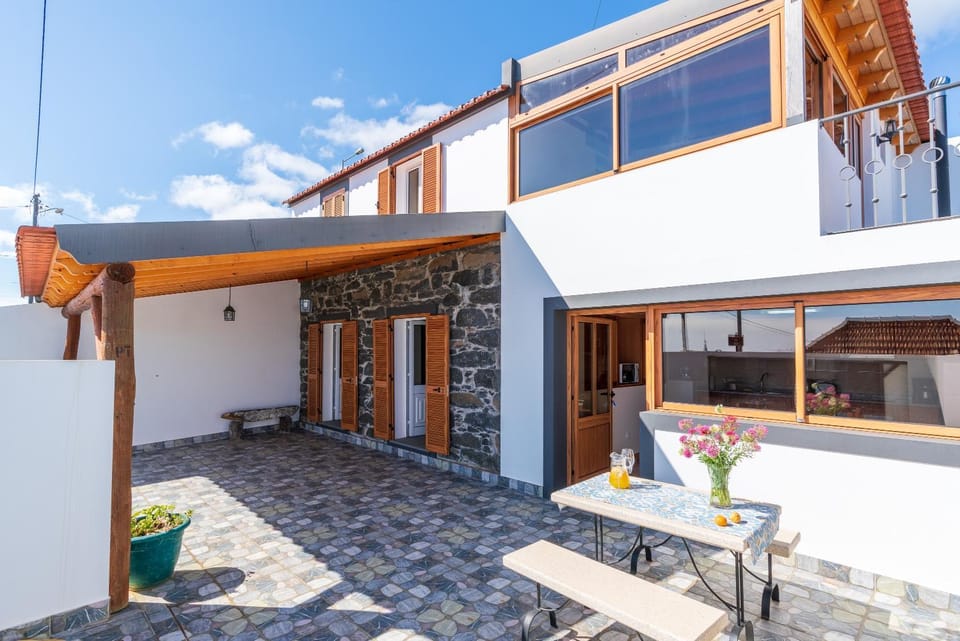 Facade/entrance, Balcony/Terrace, Sea view