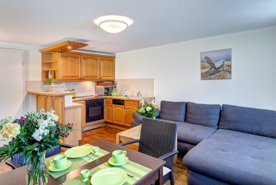 Kitchen or kitchenette, Living room, Seating area, Dining area