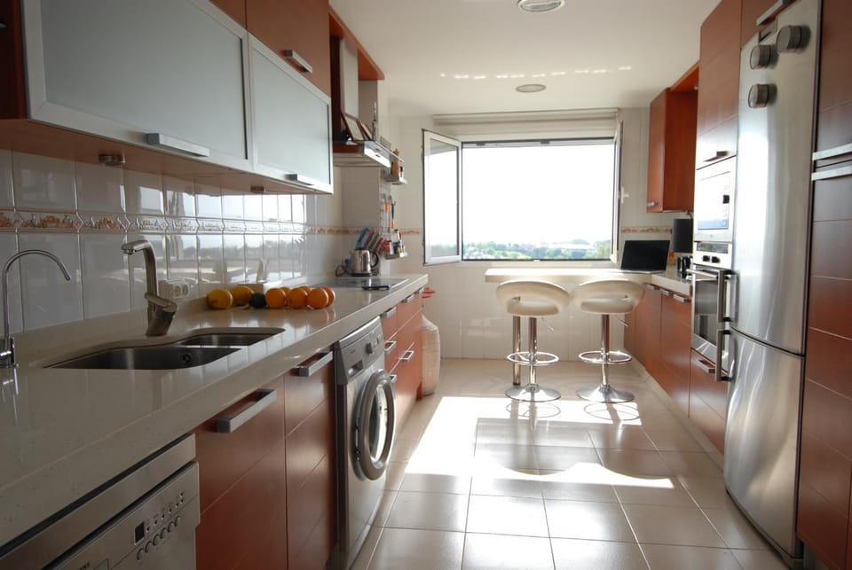 Kitchen or kitchenette, Dining area, dishwasher, minibar, stove, toaster