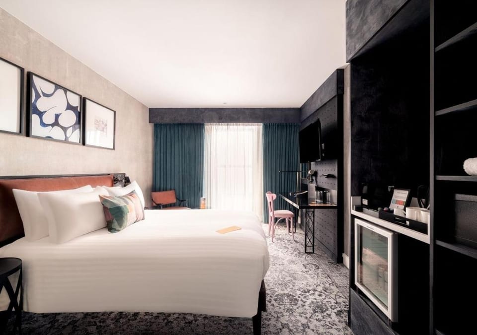 Bed, Coffee/tea facilities, Bedroom, Pets, Pets, Family, hair dryier, minibar, pet friendly, pet friendly, air conditioner, air conditioner