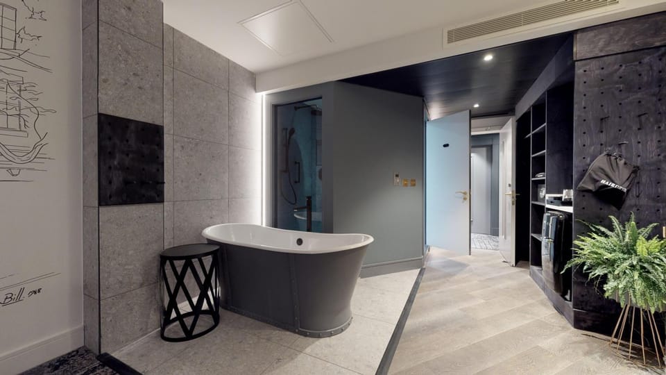 Bathroom, Coffee/tea facilities, Bedroom, Pets, Pets, Family, Bath, hair dryier, minibar, pet friendly, pet friendly, air conditioner, air conditioner