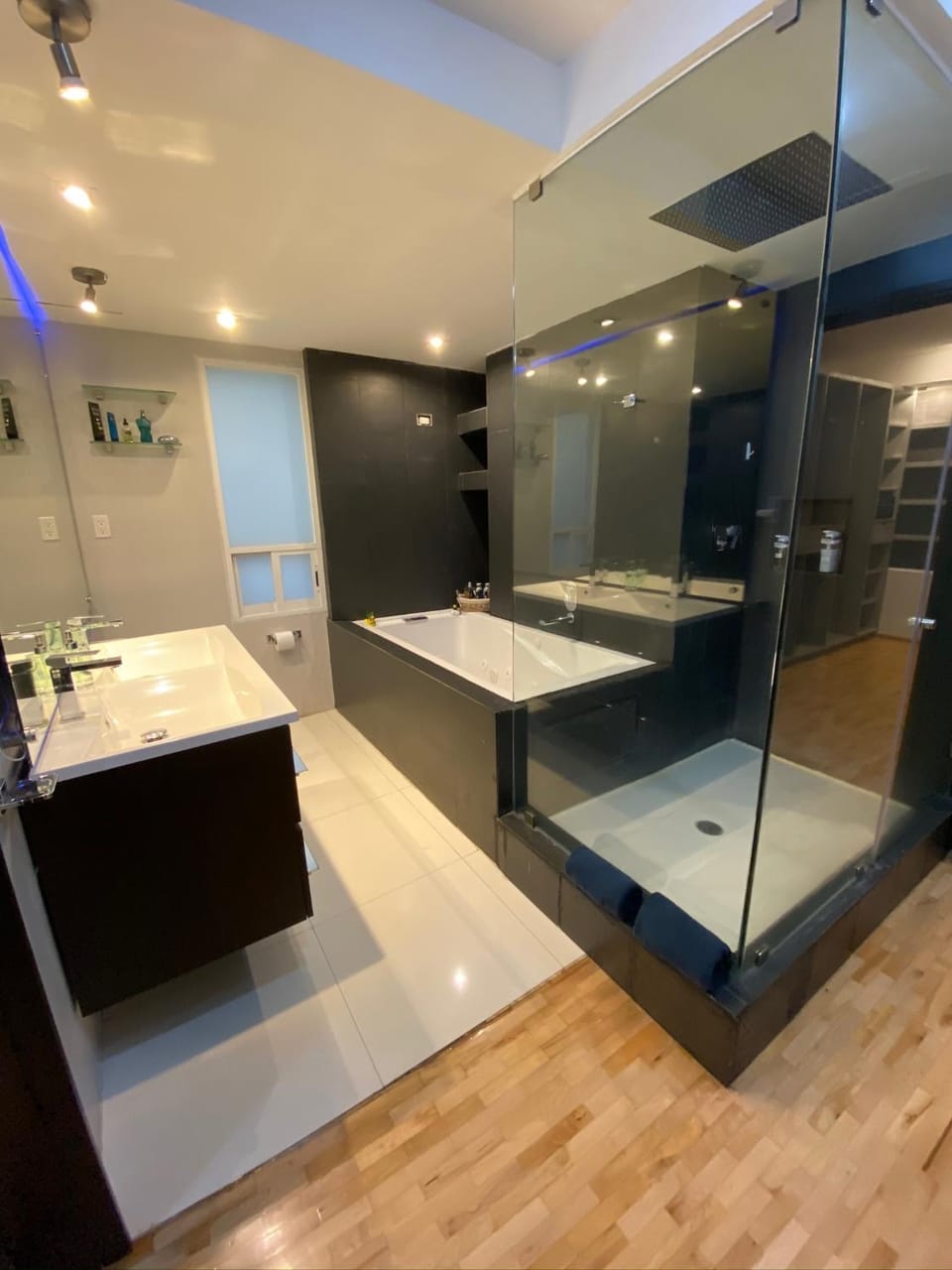 Hot Tub, Bathroom