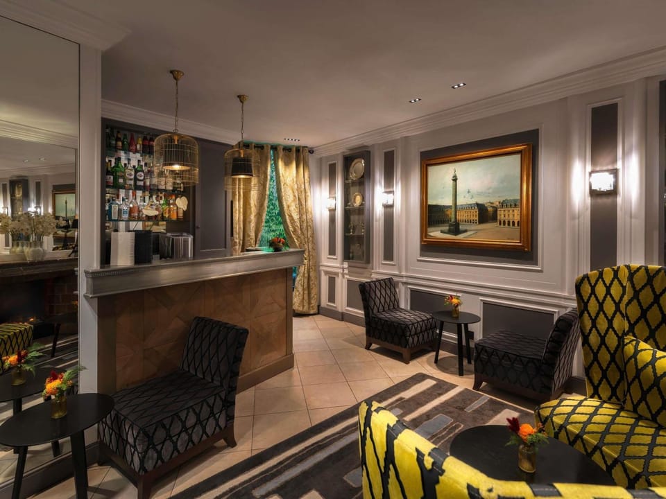 Property building, Living room, Lounge or bar, Drinks
