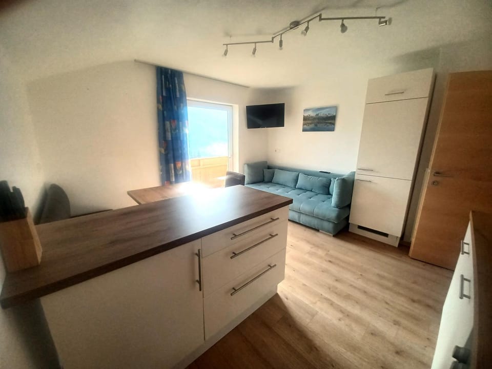 TV and multimedia, Kitchen or kitchenette, Living room, Seating area