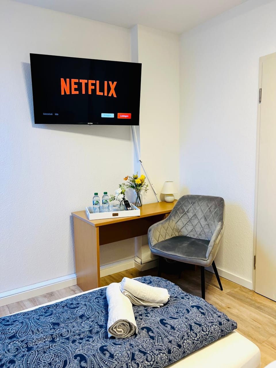 Bed, TV and multimedia, Photo of the whole room, Bedroom