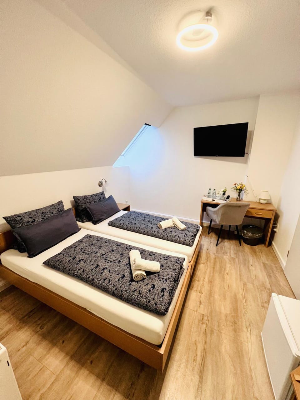 Bed, TV and multimedia, Photo of the whole room, Bedroom