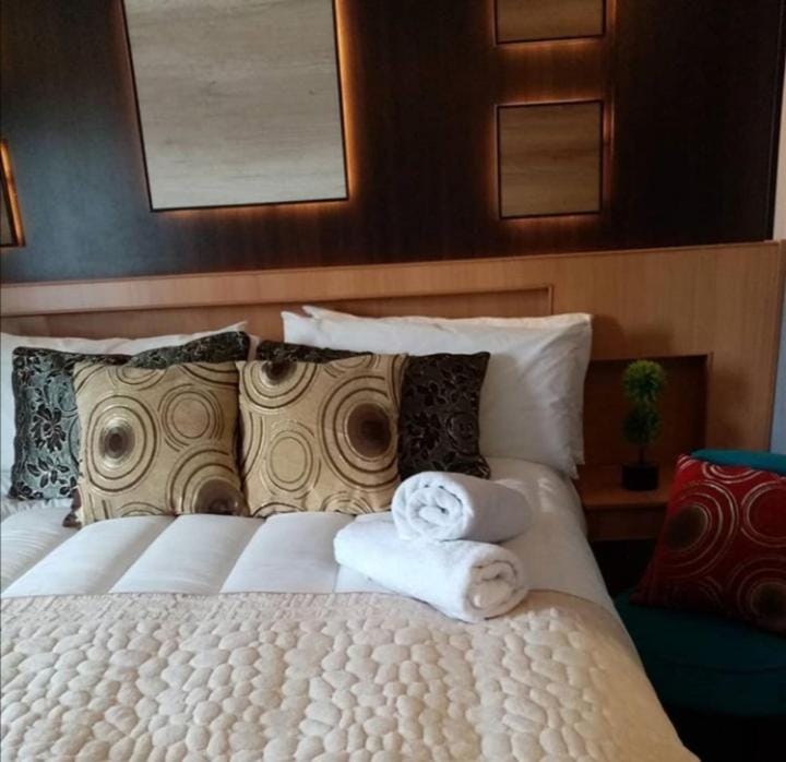 Bed, Bedroom, towels