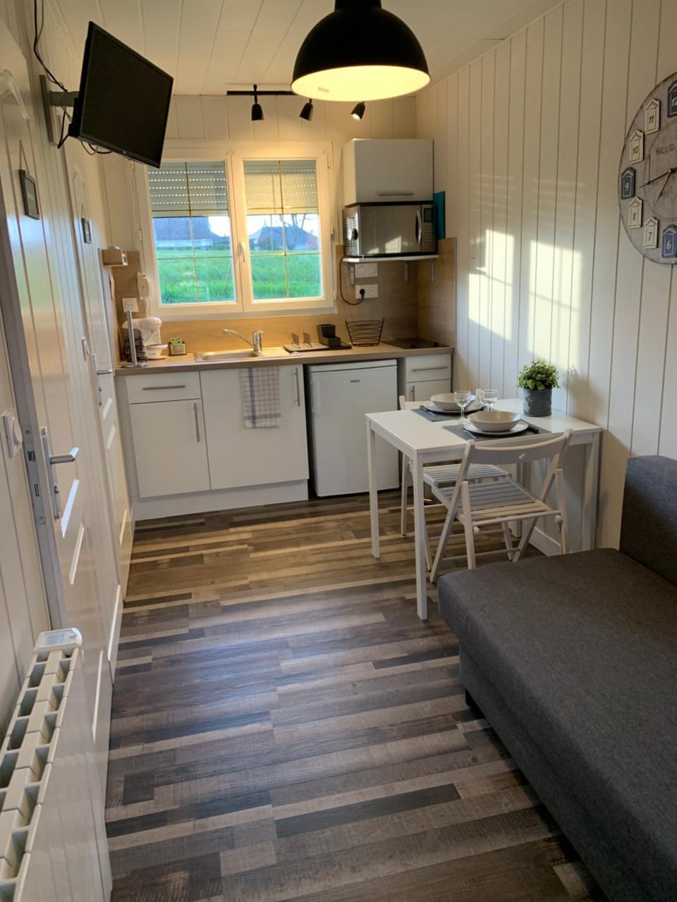 Kitchen or kitchenette, Dining area