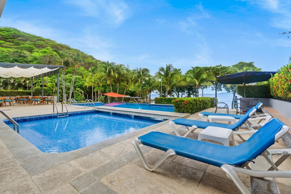Swimming pool, sunbed