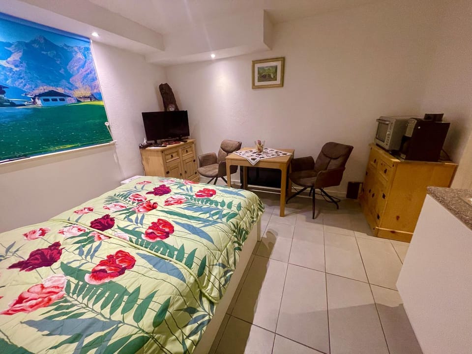 Property building, Bed, Photo of the whole room