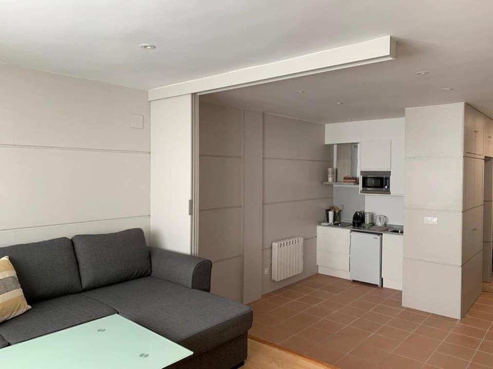 Kitchen or kitchenette, Living room, Seating area, Dining area