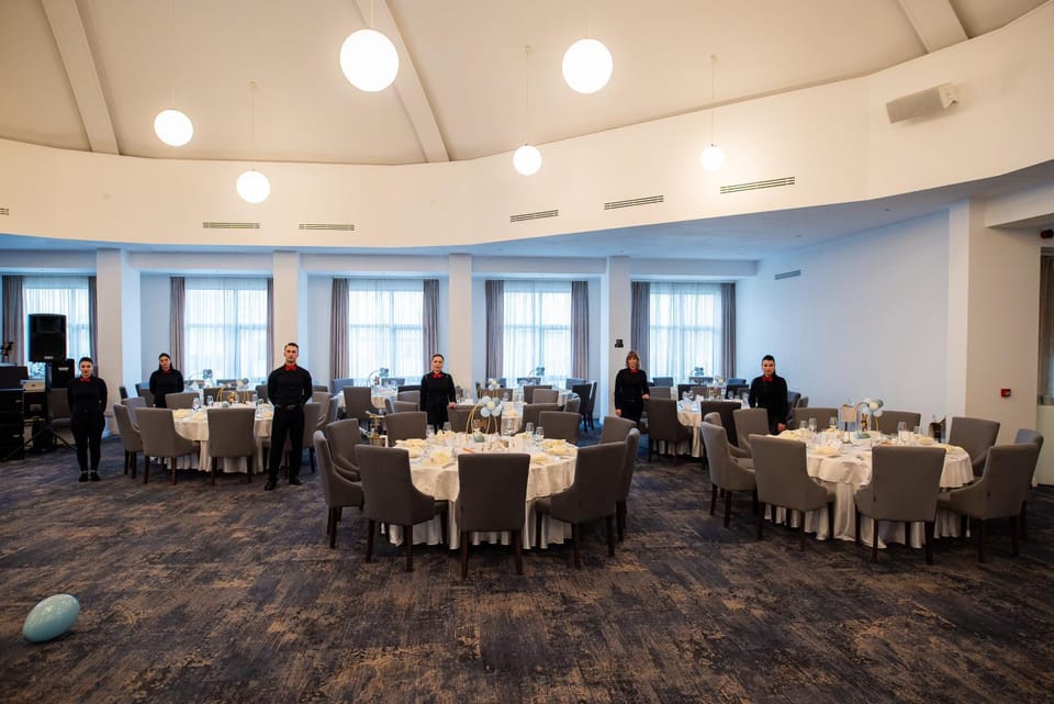 Restaurant/places to eat, Banquet/Function facilities, group of guests, wedding