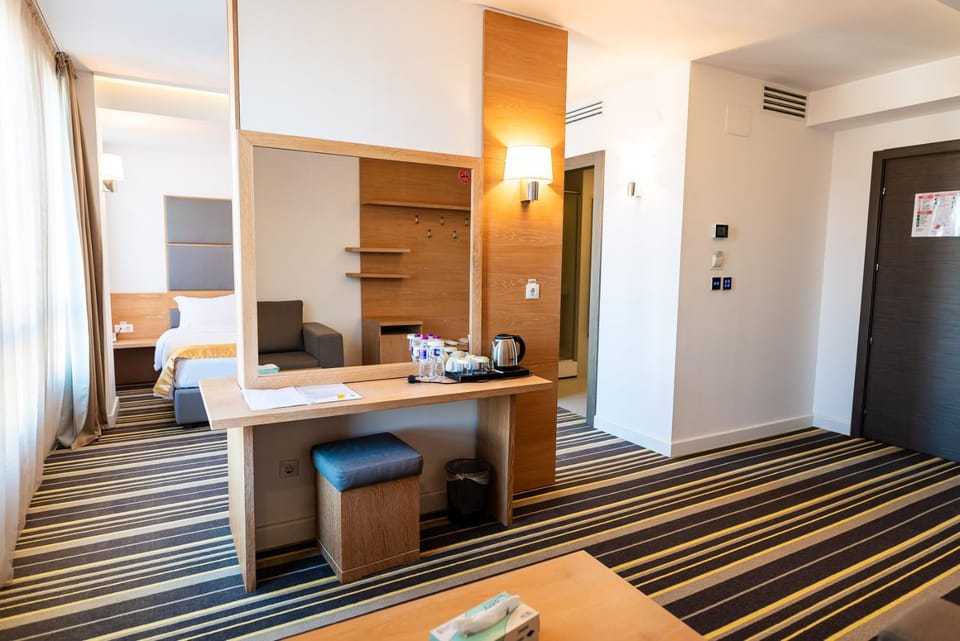 TV and multimedia, Living room, Photo of the whole room, Seating area, Bedroom, hair dresser, air conditioner