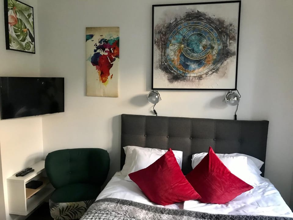 Bed, TV and multimedia, Photo of the whole room