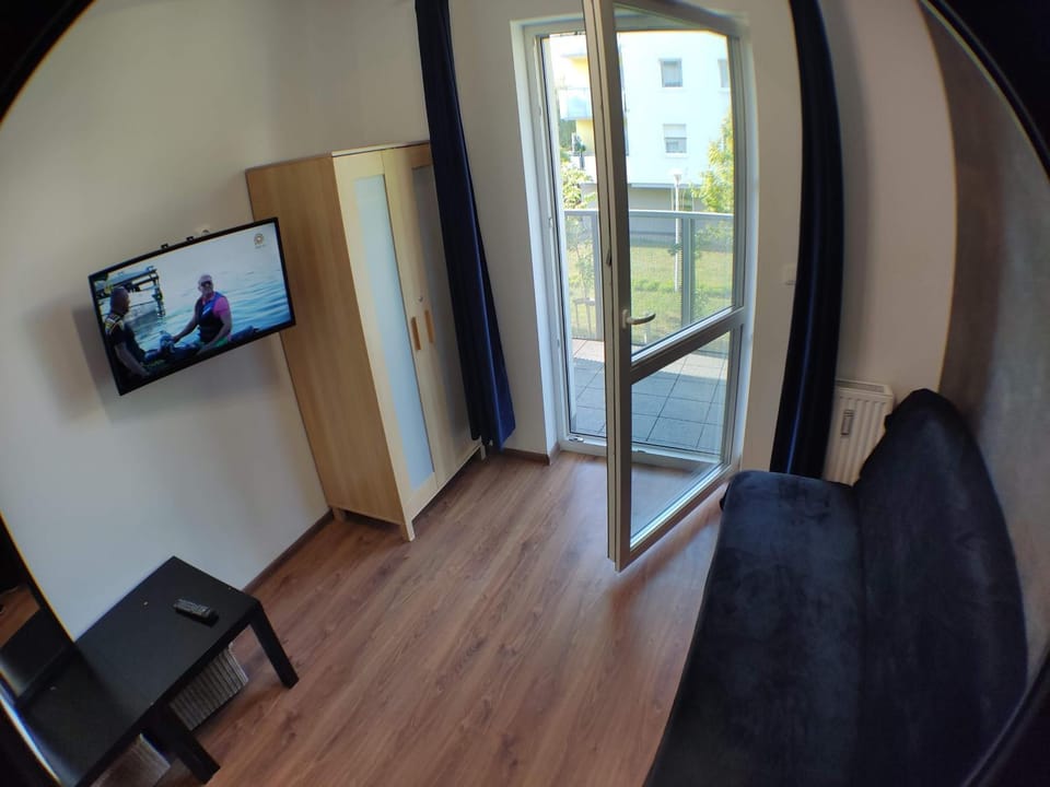 Bed, TV and multimedia, Balcony/Terrace, Photo of the whole room