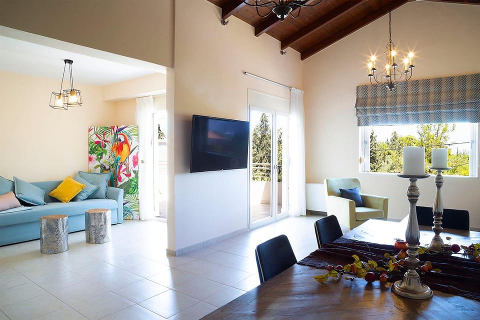 TV and multimedia, Living room, Seating area, Dining area