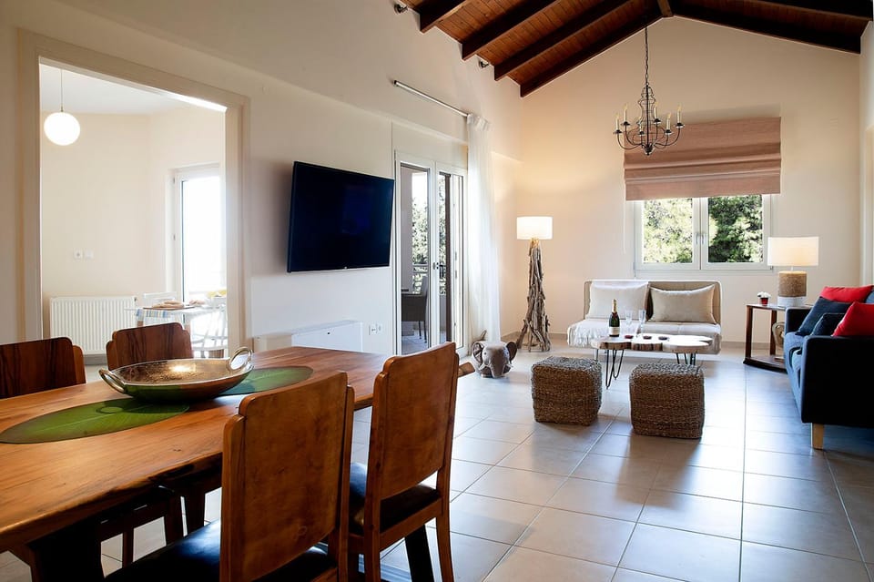 TV and multimedia, Living room, Seating area, Dining area