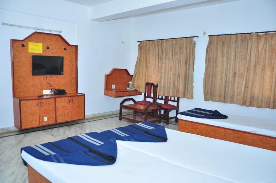 Bed, TV and multimedia, Seating area, Bedroom