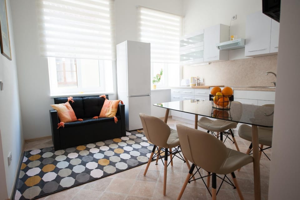 Kitchen or kitchenette, Living room, Seating area, Dining area