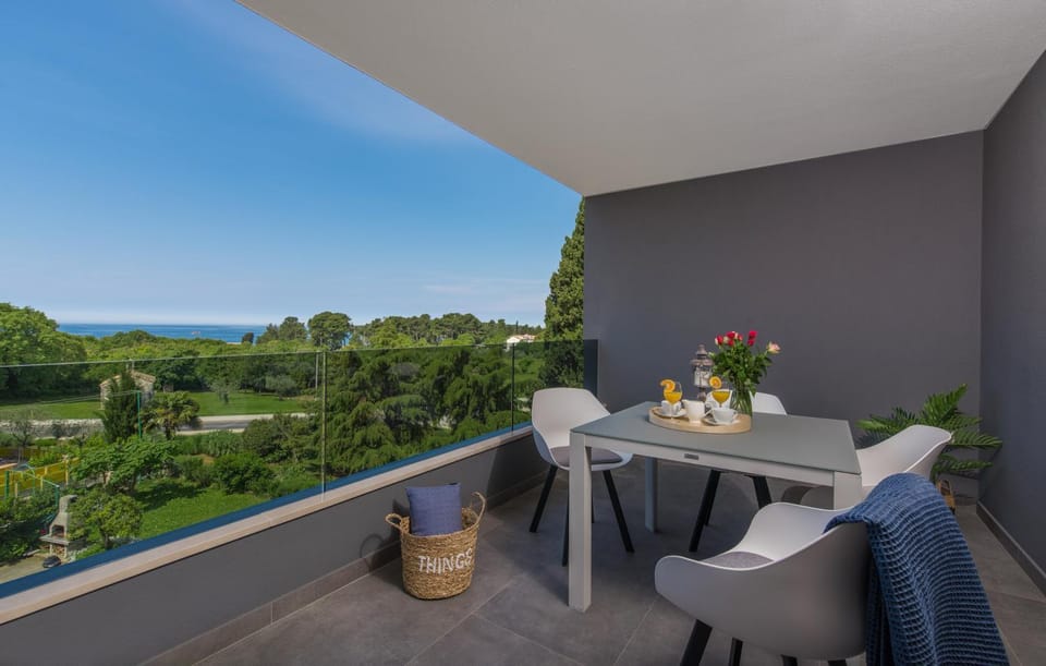 View (from property/room), Balcony/Terrace, Seating area, Sea view