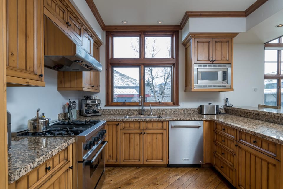 Kitchen or kitchenette, Mountain view, dishwasher, furniture, microwave, oven, stove