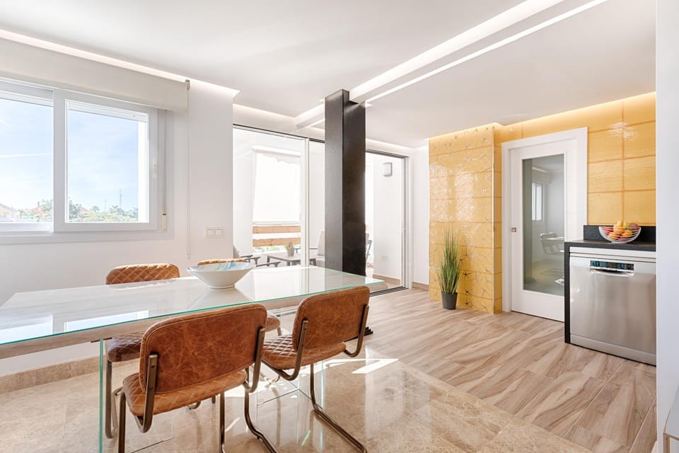 Kitchen or kitchenette, Dining area