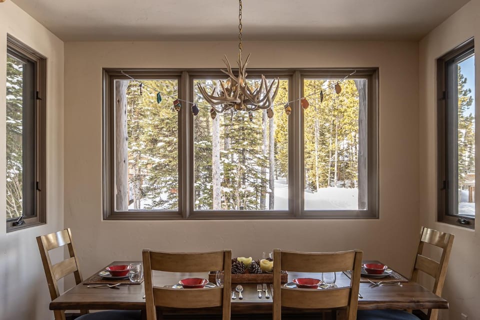 Day, Natural landscape, Winter, View (from property/room), Dining area, furniture
