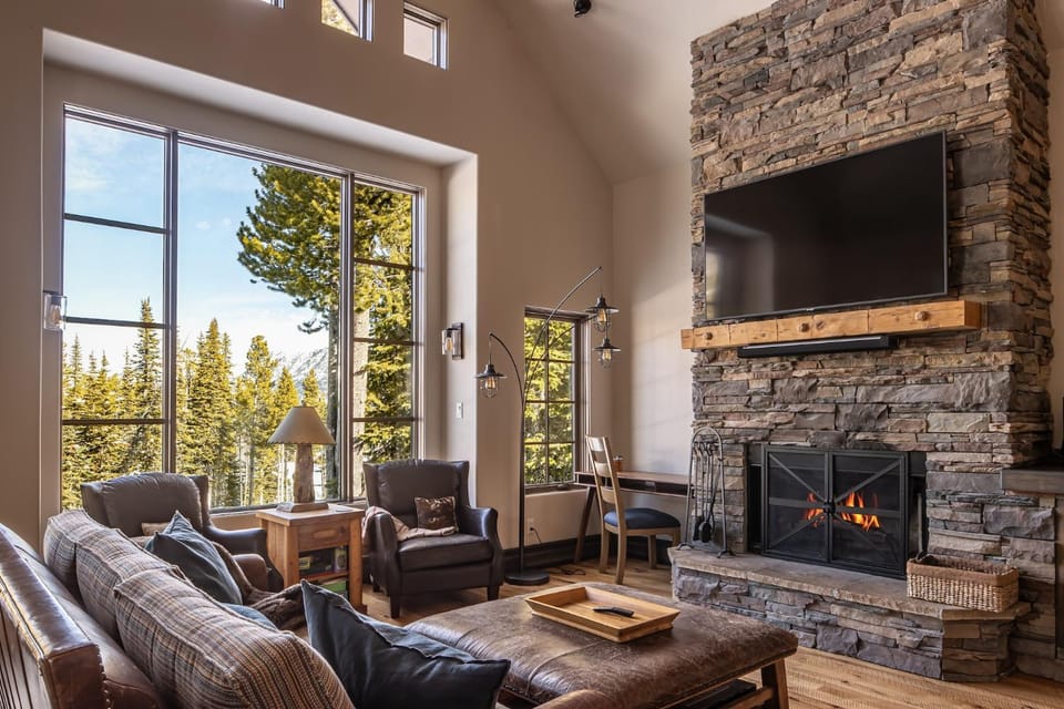 Day, Natural landscape, TV and multimedia, View (from property/room), Living room, Seating area, Mountain view, fireplace, furniture