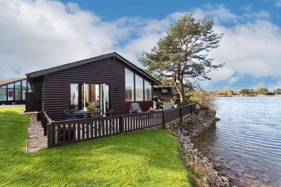 Keer Lodge a lakeshore haven Pine Lake Resort House in England