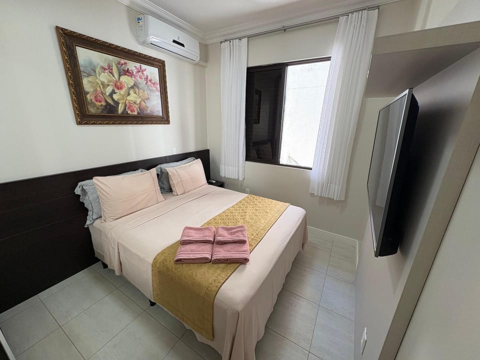 Bed, TV and multimedia, Photo of the whole room, Bedroom, heating, towels, wardrobe, air conditioner