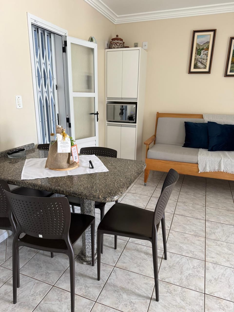 Dining area, microwave
