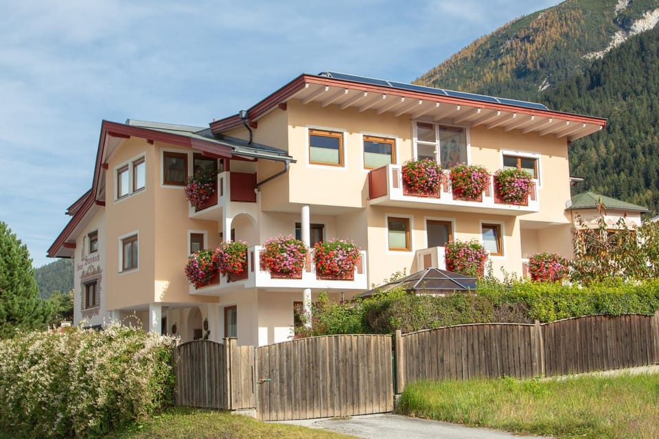 Haus Steinbock Bed and Breakfast in Neustift im Stubaital