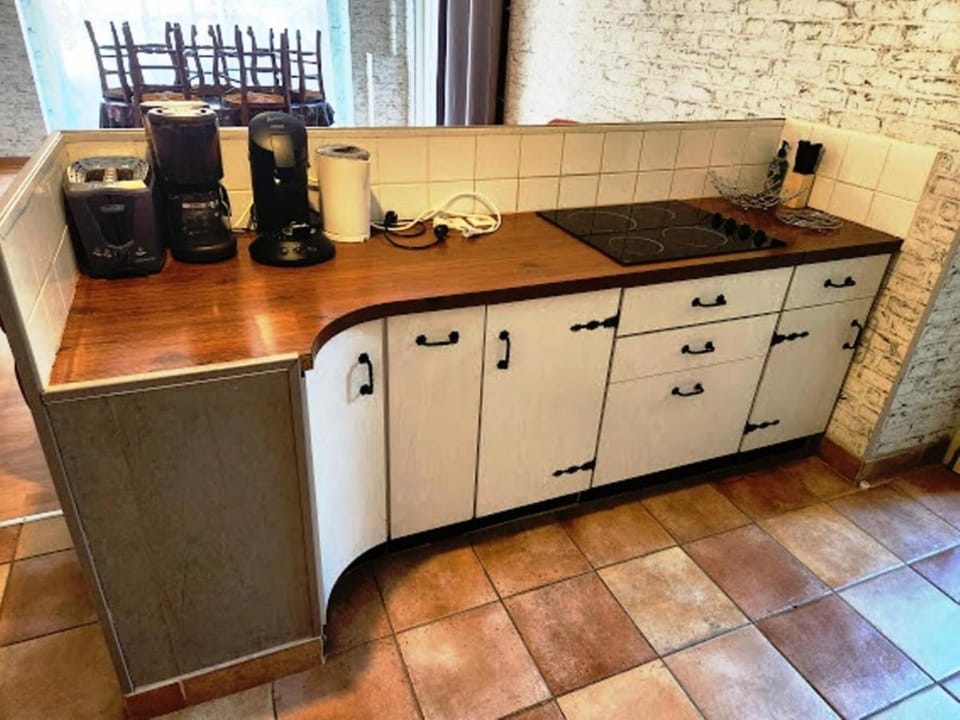 Coffee/tea facilities, minibar, stove