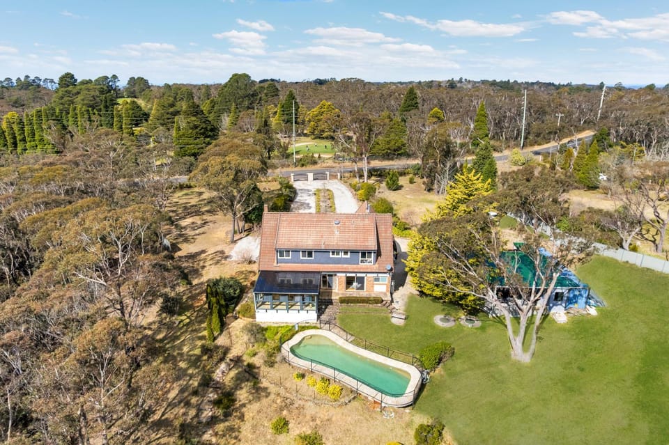 Property building, Natural landscape, Bird's eye view, Garden, Garden view, Pool view, Swimming pool