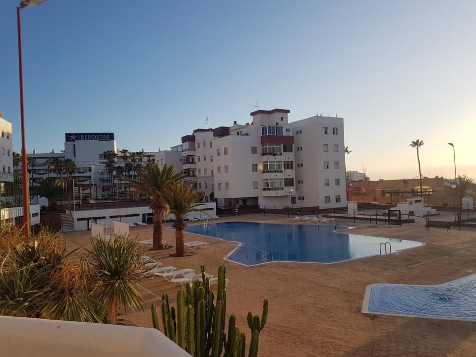 Property building, Swimming pool, sunbed