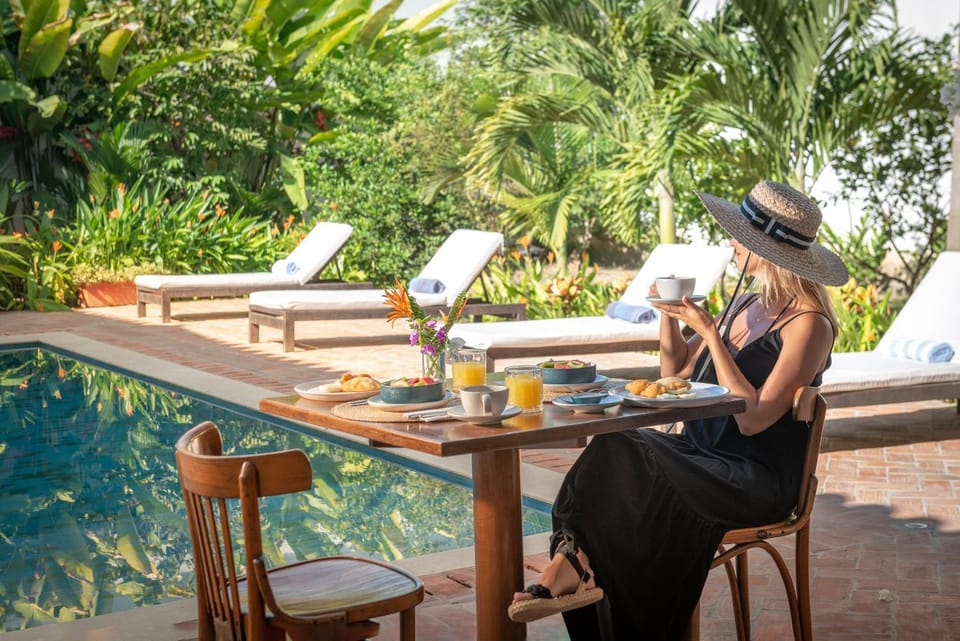 Swimming pool, Breakfast