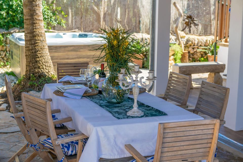Patio, Day, Dining area