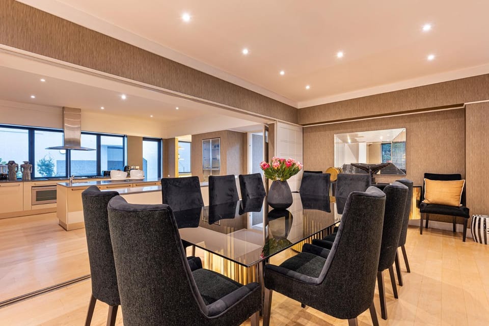 Clifton YOLO Spaces - Clifton Mansion Villa Bed and Breakfast in Cape Town