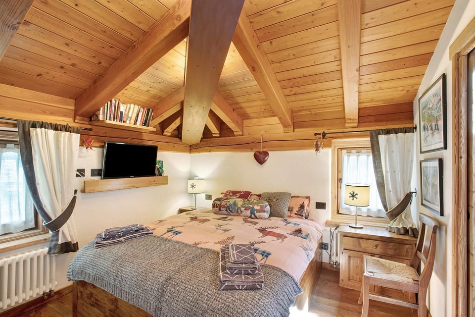 Property building, Living room, Bedroom