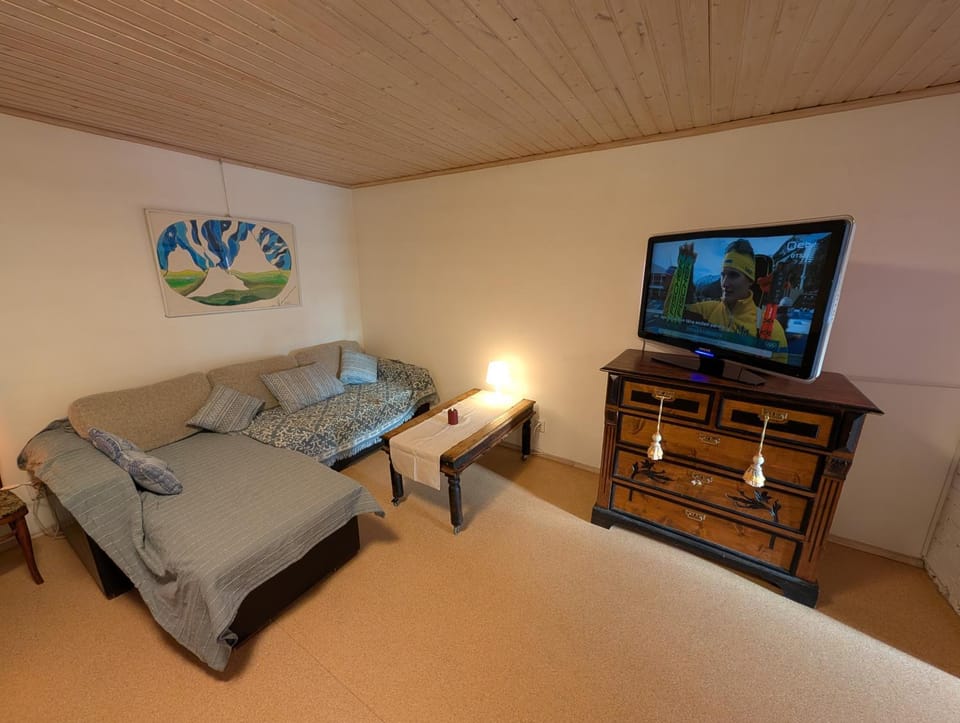 Bed, TV and multimedia, Seating area