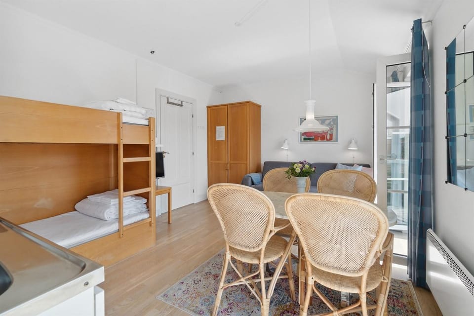 Bed, Dining area