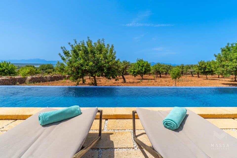 Day, Natural landscape, Garden, Solarium, Garden view, Pool view, Sea view, Swimming pool, sunbed, towels