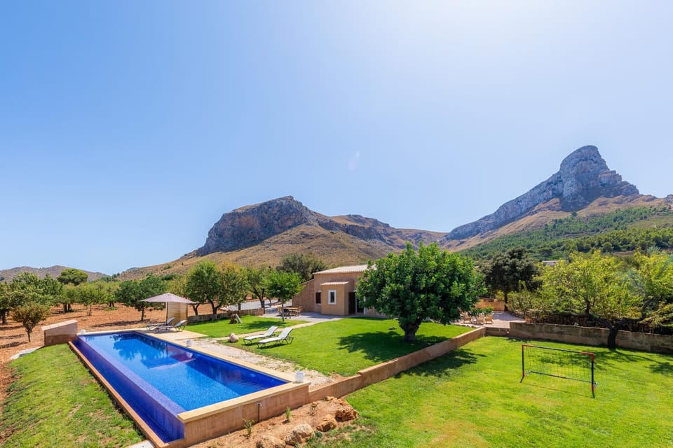 Natural landscape, Garden, Garden view, Mountain view, Pool view, Swimming pool, sunbed